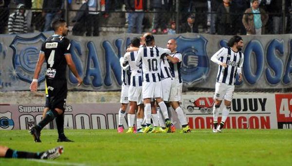 Escándalo en la final por el ascenso: Talleres de Escalada embarró el área  chica del rival