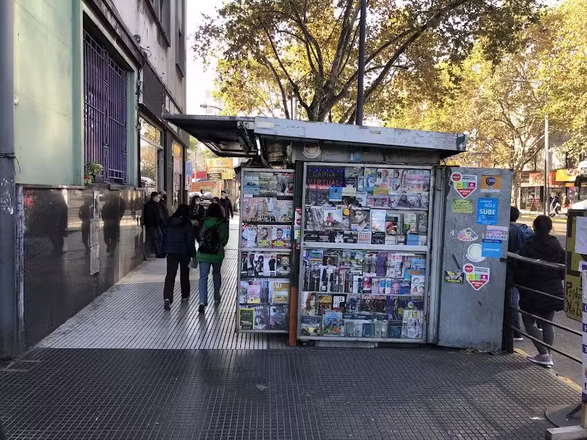 PARADA DE DIARIOS Y REVISTAS LACROZE.