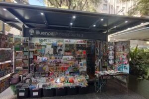 Puesto de Diarios y Revistas Academia