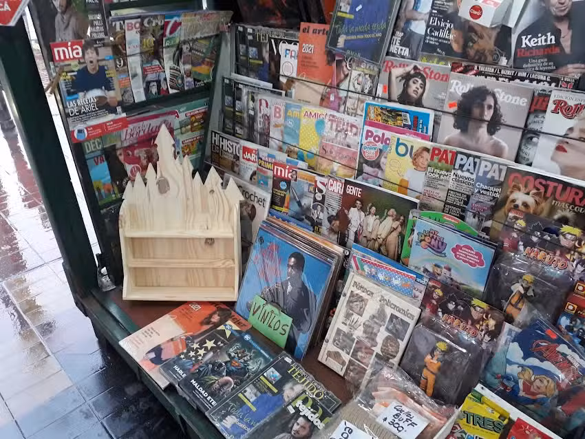 Puesto de informaci&oacute;n turistica , revistas y colecciones CHELO